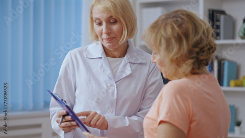 A friendly female doctor makes a favorable prognosis for a patient, working in the healthcare profession