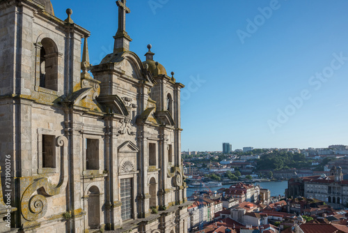 Fachada de la Iglesia de los Grillos, en la ciudad de Oporto, Portugal