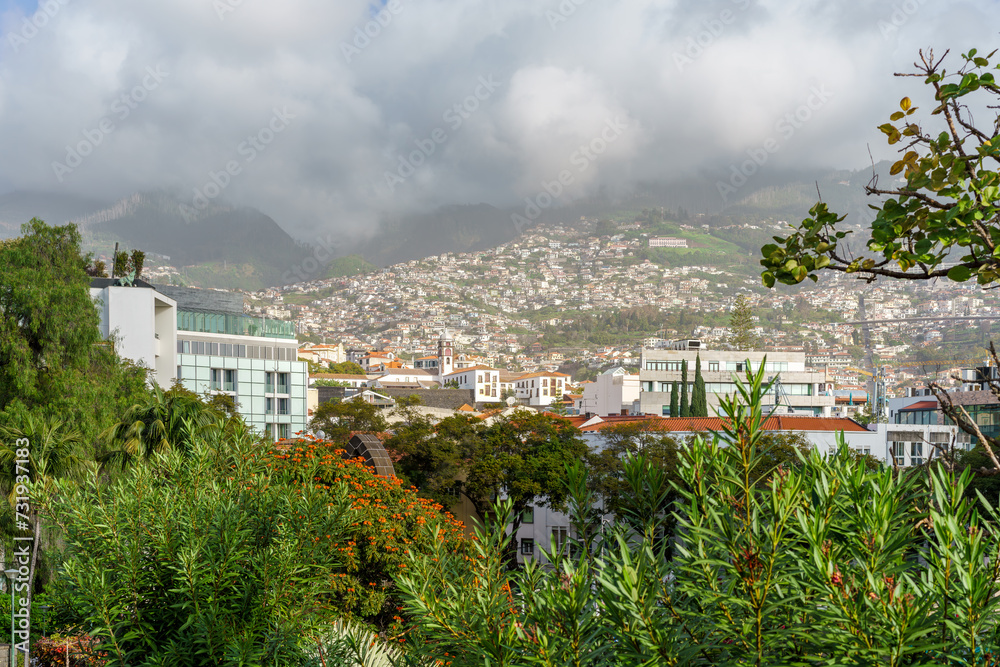 Obraz premium Stadtansicht auf Funchal aus dem Park Santa Catarina auf der Insel Madeira 