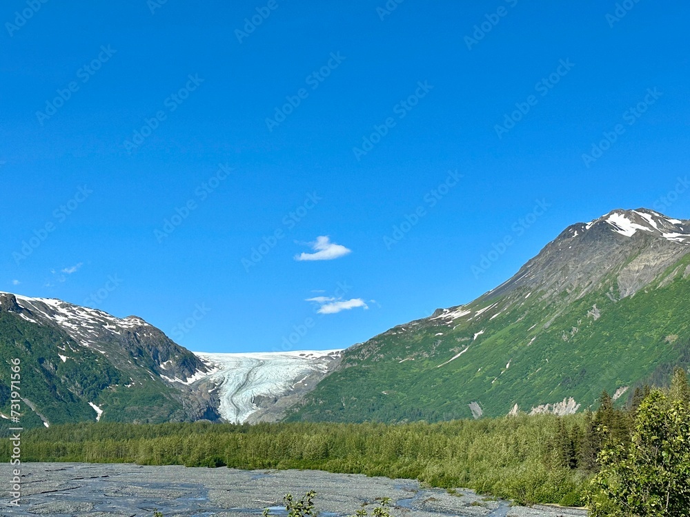 Obraz premium Glacier lake and mountains