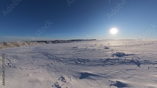 zauberhaft vereiste sonnige Winterlandschaft im Morgenlicht, Winterwunderland, Winterzauber, vereiste Bäume, Schnee, Kälte, Raureif, Natur, Idylle, Frost 