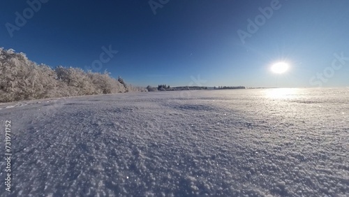 zauberhaft vereiste sonnige Winterlandschaft im Morgenlicht, Winterwunderland, Winterzauber, vereiste Bäume, Schnee, Kälte, Raureif, Natur, Idylle, Frost 