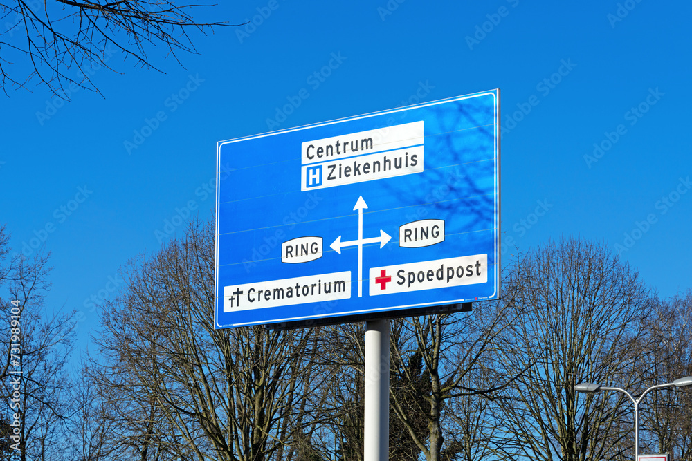 Verkehrsschild in Richtung Zentrum von Enschede, Niederlande
