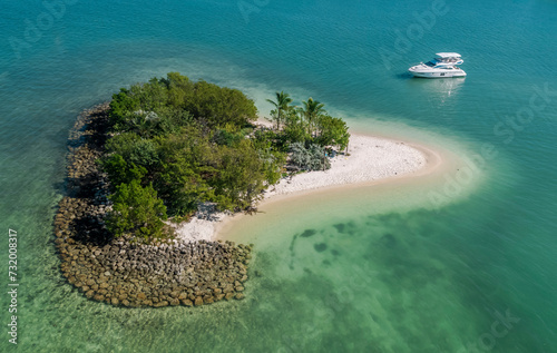 Yate e Isla paradisiaca photo