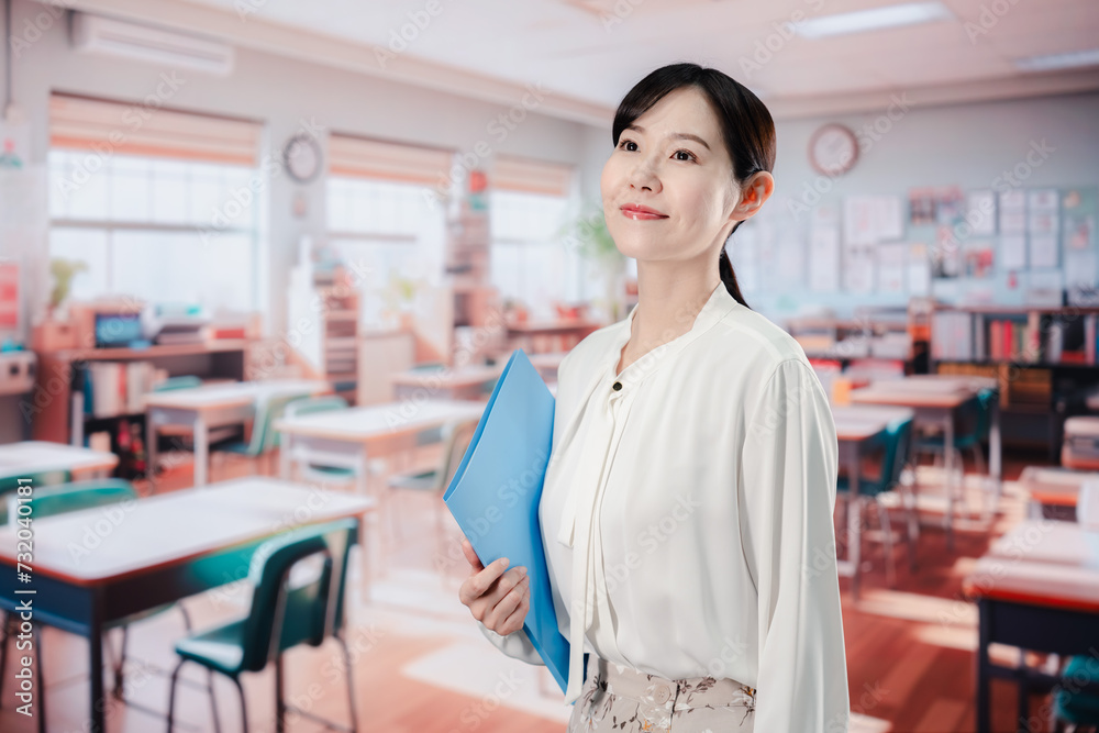 教室で仕事をする教師の女性 教室で仕事をする教師の女性