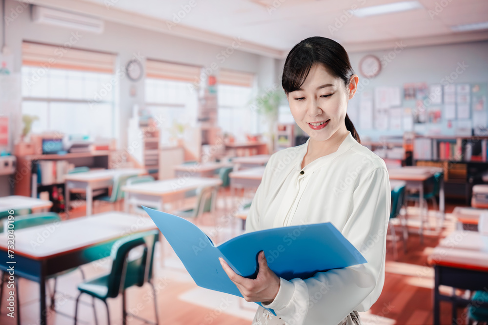 教室で仕事をする教師の女性 教室で仕事をする教師の女性