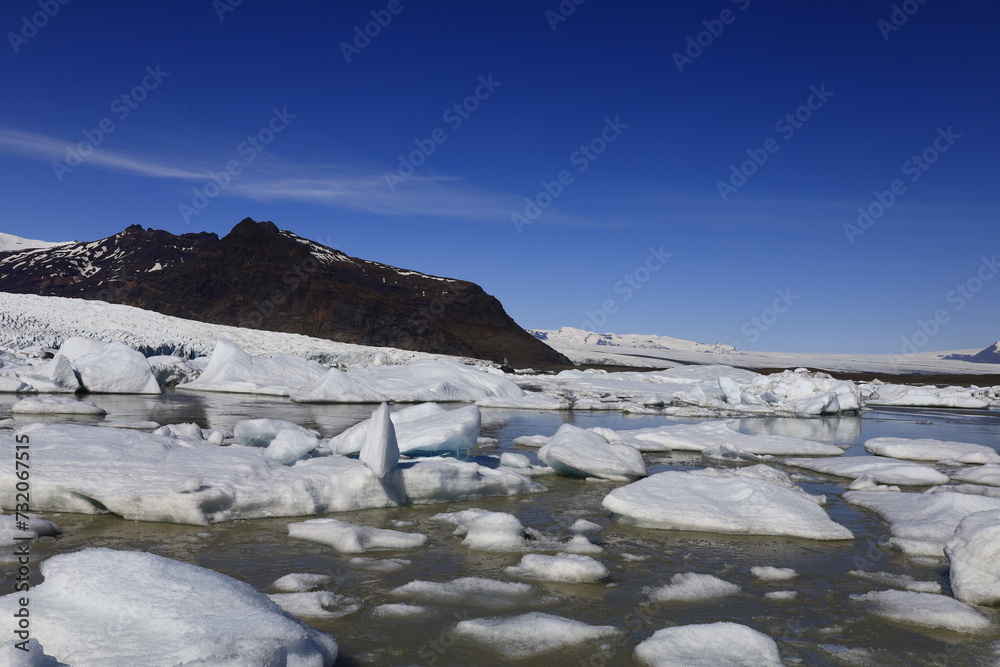 Fjallsárlón is a glacier lake at the south end of the Icelandic glacier Vatnajökull
