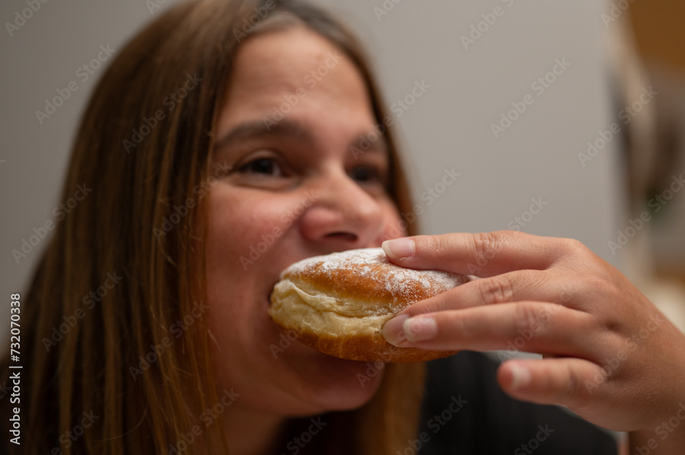 Genussmoment: Der perfekte Biss in einen Krapfen Genussmoment: Der perfekte Biss in einen Krapfen