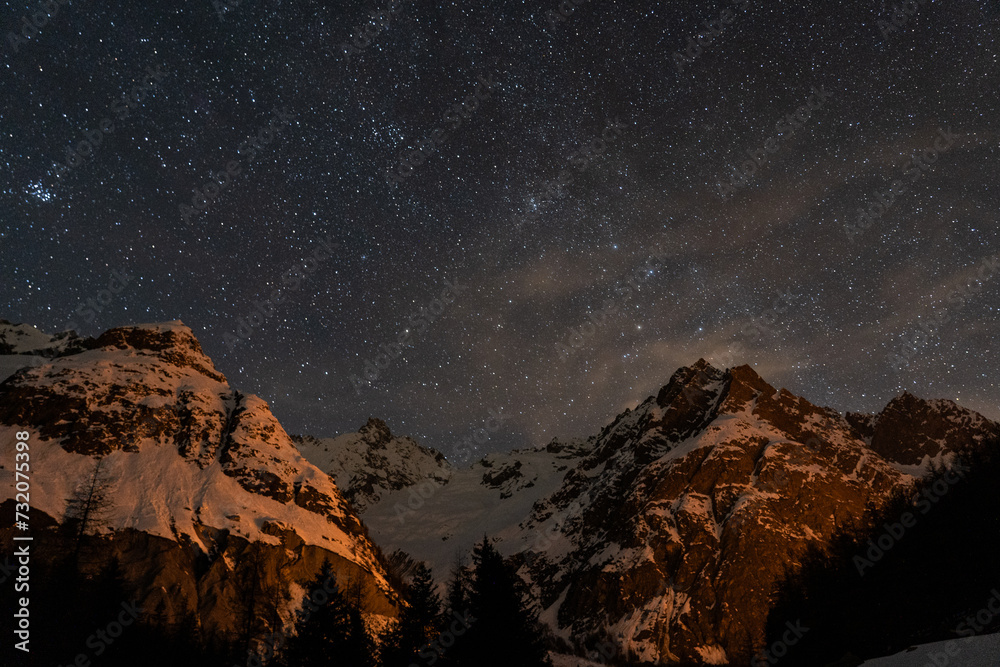 Cielo estrellado entre montañas nevadas de los Alpes suizos