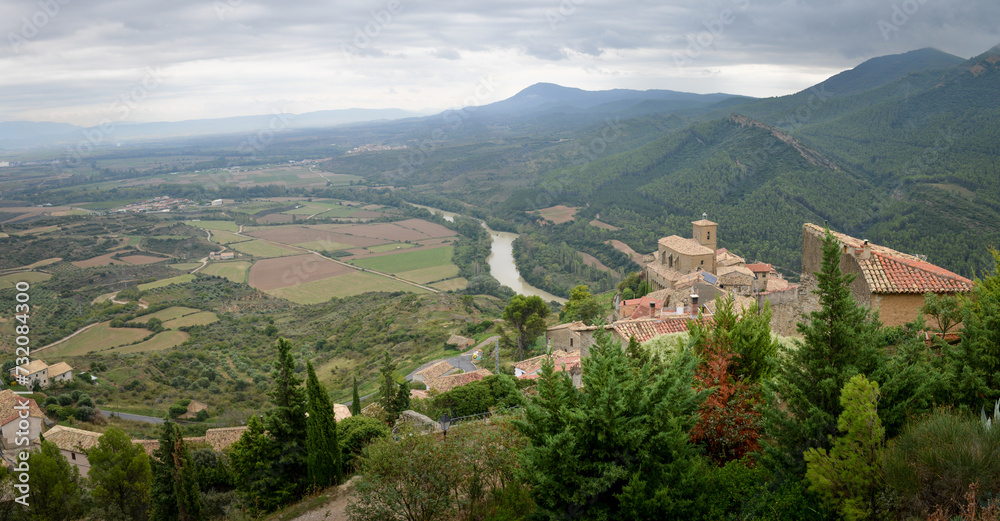panoramique d'un vieux village de colline dans le pays de Navarre en Espagne panoramique d'un vieux village de colline dans le pays de Navarre en Espagne