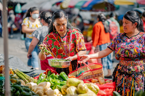 Cuadro en lienzo Portrait of two indigenous women in a local market in Guatemala.