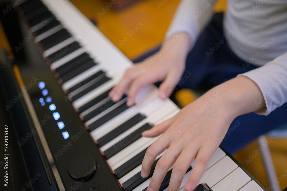 Obraz premium Boy with chickenpox playing piano