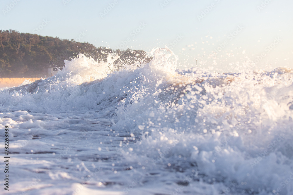 Obraz premium Wave foam breaking on the shore.