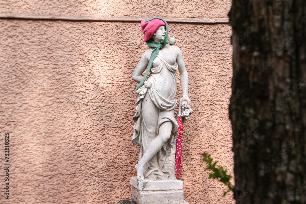 Naklejka premium Skulptur in einem Vorgarten