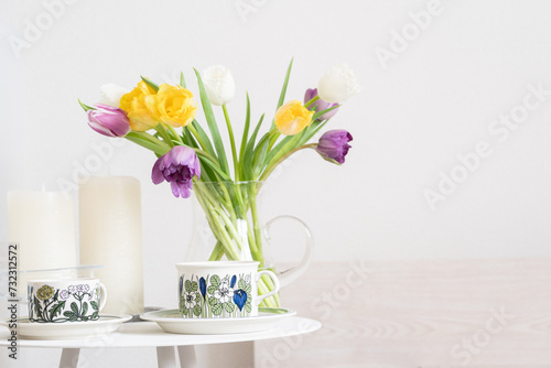 チューリップの花束と北欧ビンテージの食器