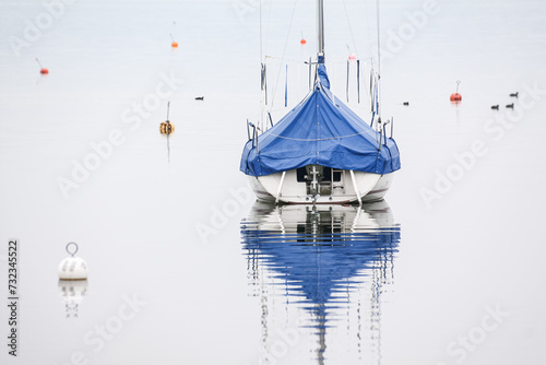 Segelboot ankert in einem Hafen photo