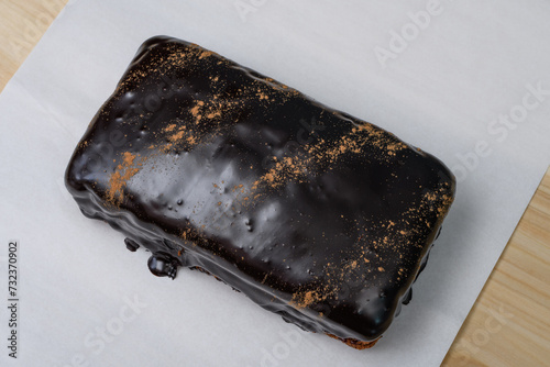 Ciasto oblane błyszczącą czekoladową polewą, klasyczny piernik