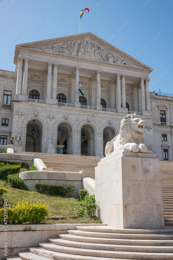 Obraz premium Escultura de león y fachada de la Asamblea de la República en la ciudad de Lisboa, Portugal