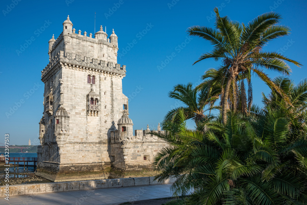 Palmeras y vista de la histórica torre de Belem junto al río Tajo en Lisboa, Portugal Palmeras y vista de la histórica torre de Belem junto al río Tajo en Lisboa, Portugal