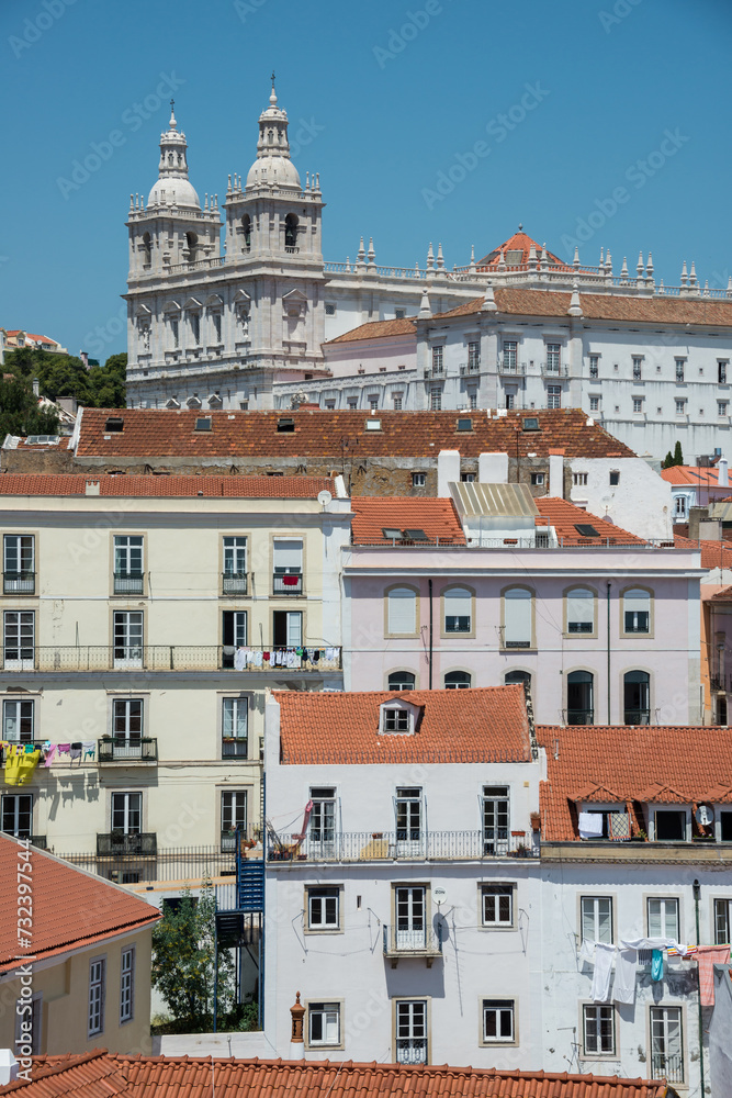 Vista de Alfama y del monasterio de San Vicente de Fora, desde el mirador de Santa Lucía en Lisboa, Portugal