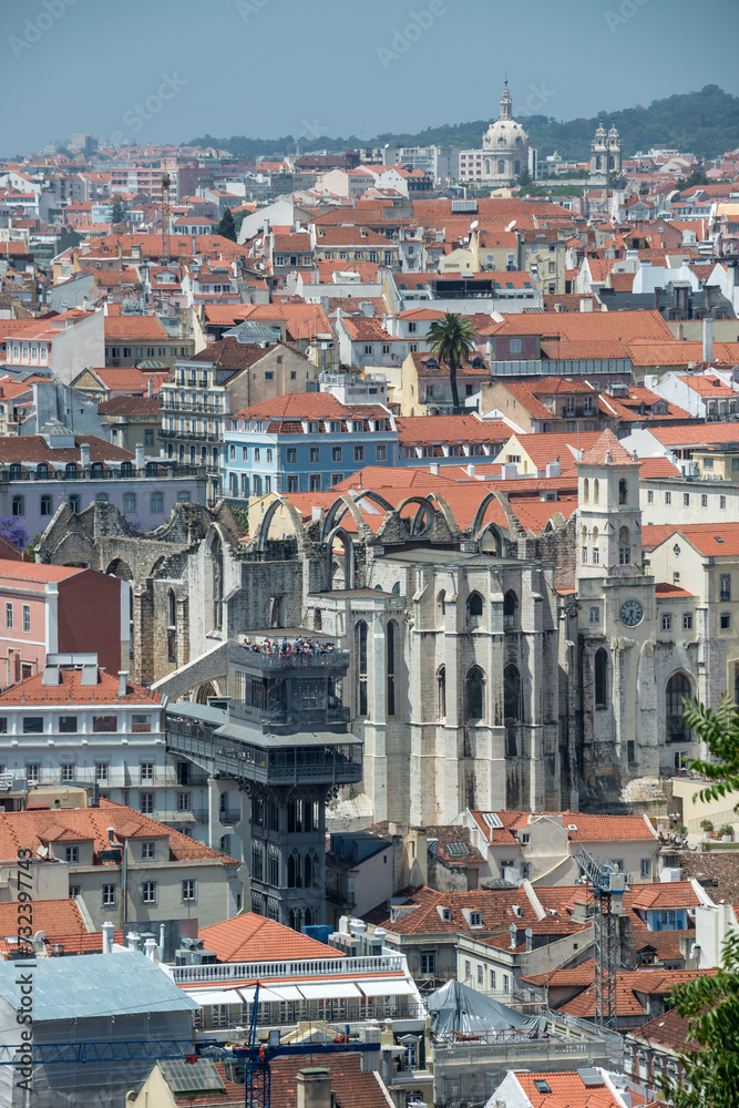 Vista del centro histórico de la ciudad, con el ascensor de Santa Justa y las ruinas de la iglesia del Carmo, en Lisboa, Portugal