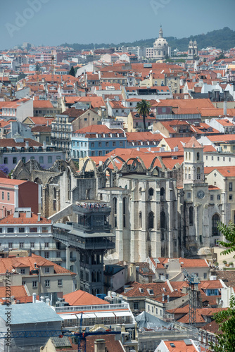 Vista del centro histórico de la ciudad, con el ascensor de Santa Justa y las ruinas de la iglesia del Carmo, en Lisboa, Portugal