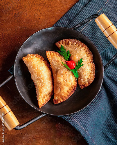 Porção de mini pasteis feito em casa