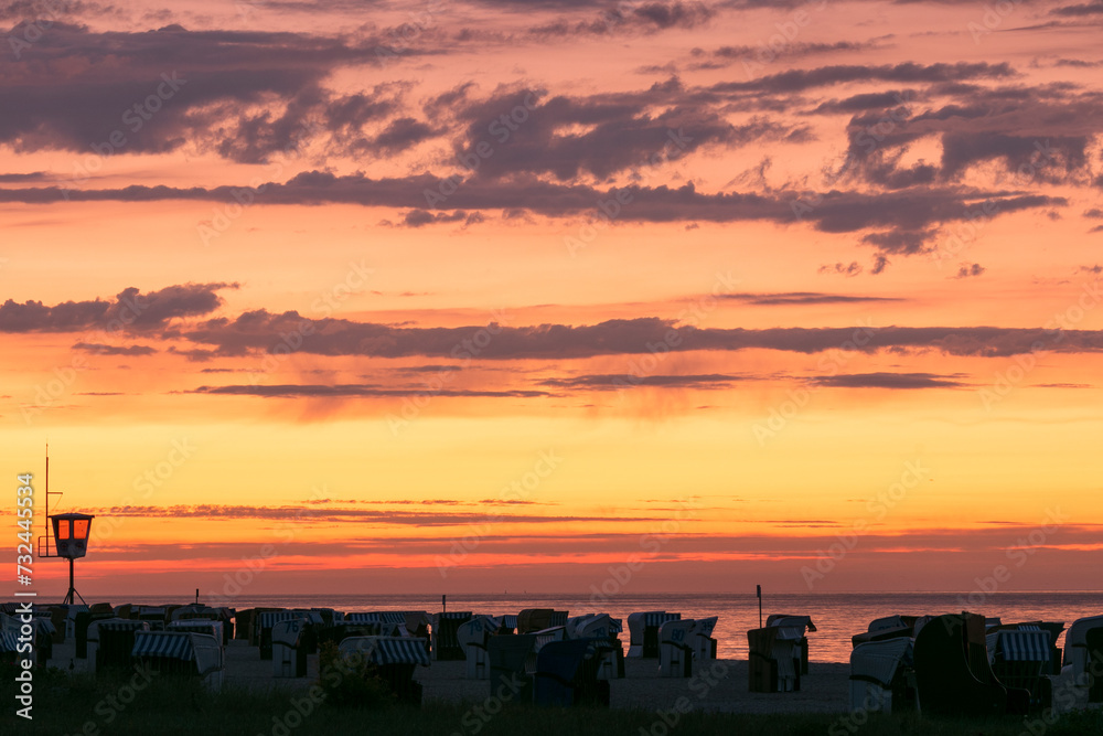 Obraz premium Strandkörbe am Ostsee Strand von Strande am Morgen.