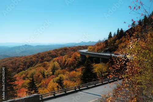 Obraz na plátně Scenic view of a long highway snaking through a hillside during the fall at the