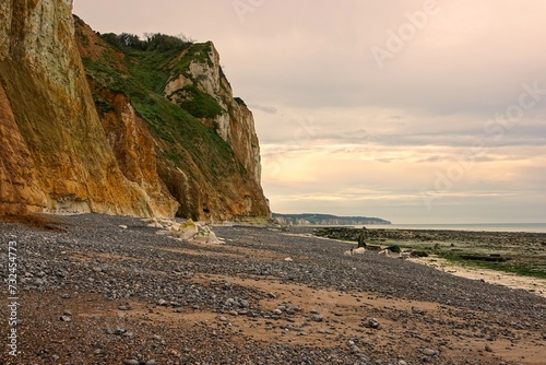 Canvastavla Vue sur les falaises et la plage de Dieppe à marée basse avec effet de lumière c