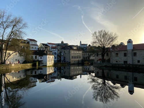 Foto Beautiful shot of historic buildings across a lake in Viseu, Portugal