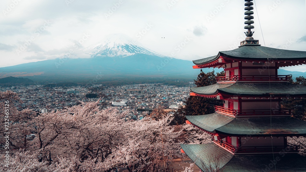 Fototapeta premium Scenic view of Mount Fuji seen behind a temple in Japan