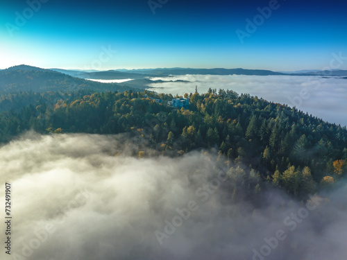 Lot nad centrum Krynicy-Zdroju z porannymi mgłami jesienią. Mglista jesień i krajobrazy.
