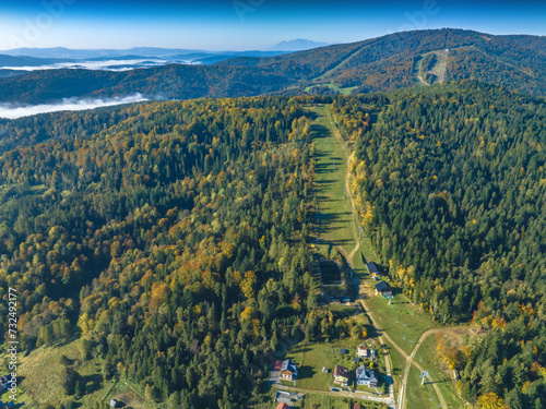 Lot nad centrum Krynicy-Zdroju z porannymi mgłami jesienią. Mglista jesień i krajobrazy.