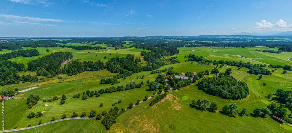 Ausblick auf die Landschaft rund um den Haslacher See bei Bernbeuren im Auerbergland 