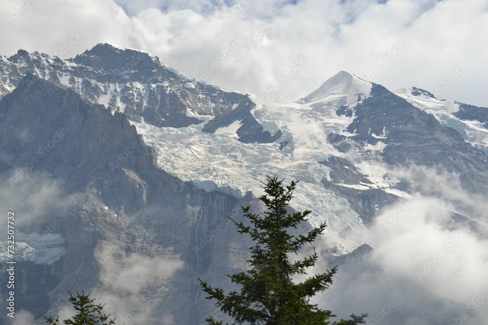 Obraz premium the view from the top of a mountain looking out at clouds