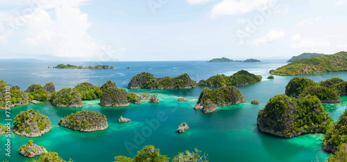 Fototapeta Naklejka Na Ścianę i Meble -  Raja Ampat's Famous Piaynemo Viewpoint