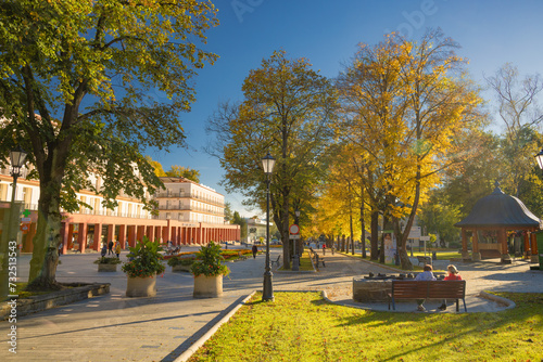 Jesienne popołudnie na deptaku w Krynicy-Zdroju. Krajobrazy jesienią. photo