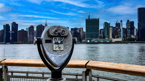 Binoculars on the pier viewpoint and observer of Long Island is an island that extends across New York (USA) to enjoy the skyline of Manhattan.