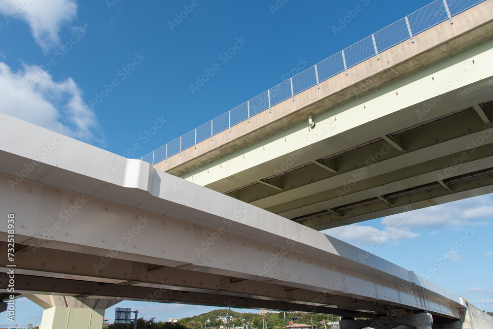交差する高架橋 交差する高架橋