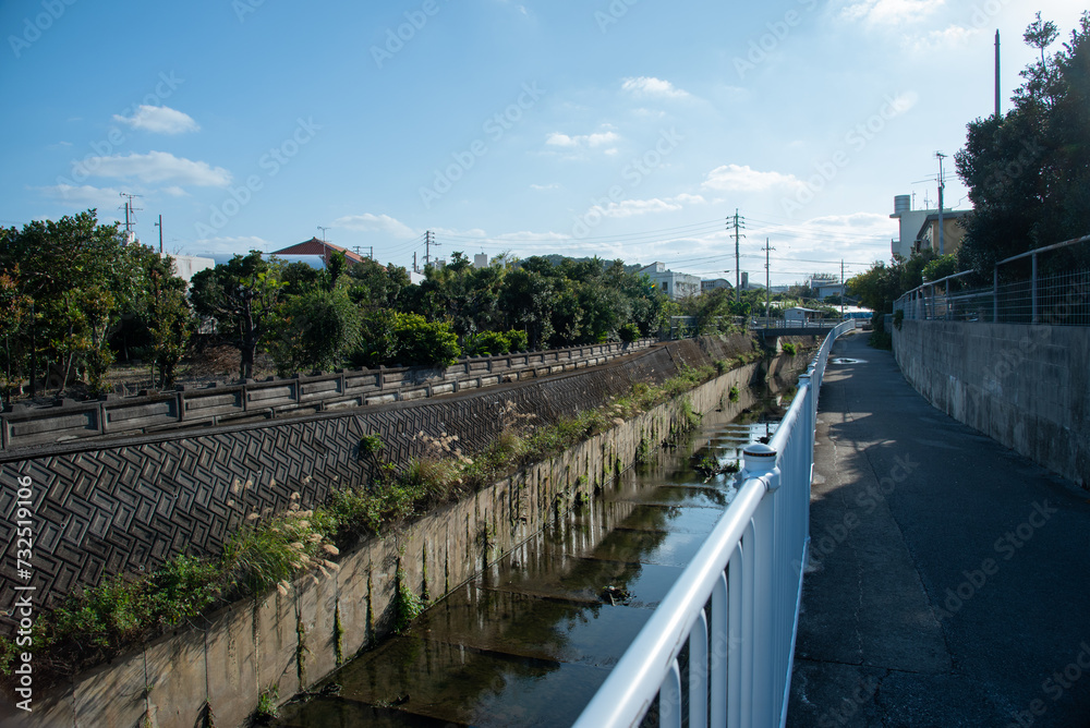 街中の川沿いの道 街中の川沿いの道