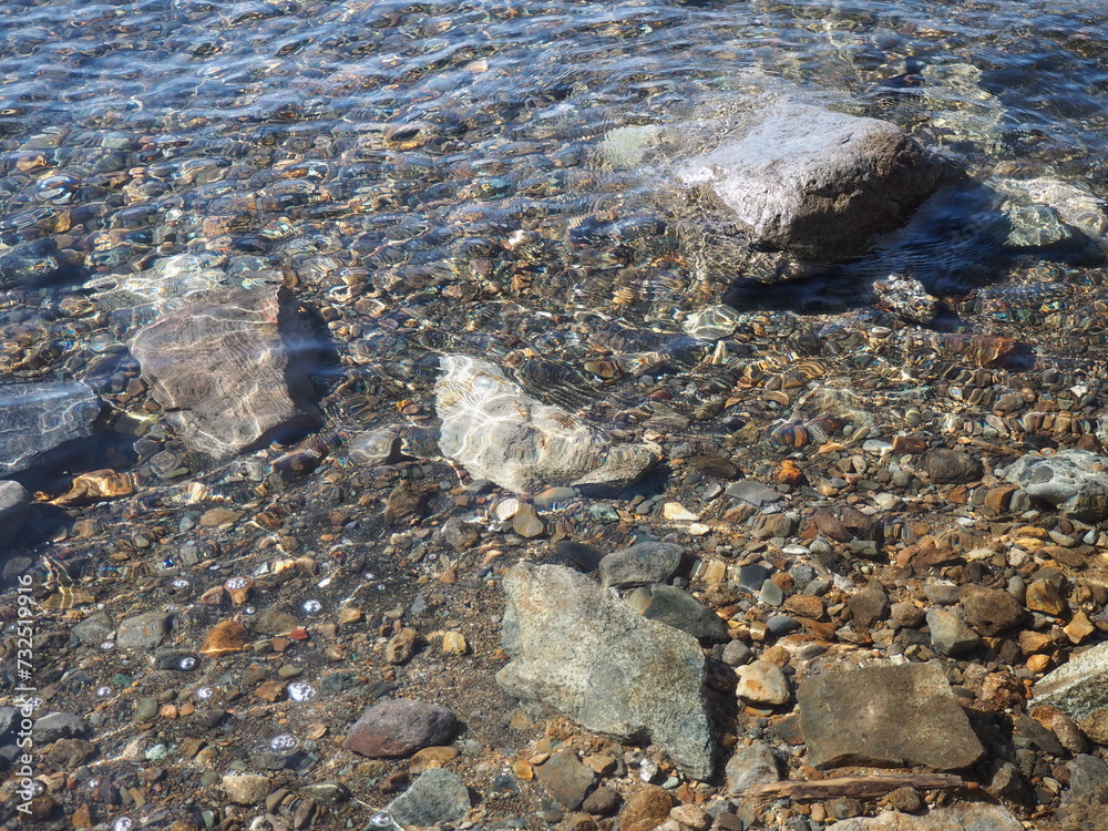 支笏湖の湖底の石