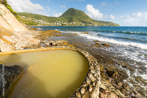 Bassin retenant les eaux chaudes et ferrugineuses des sources Dlo Ferré, Petite Anse, Martinique, devant le Morne Larcher