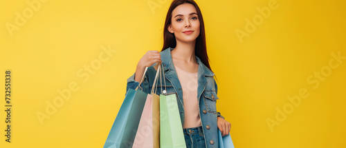 Mulher com sacolas de compras isoladas no fundo amarelo 