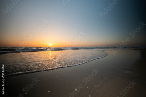 Salida del sol en el oc  ano Atl  ntico  Fuerteventura  Canarias