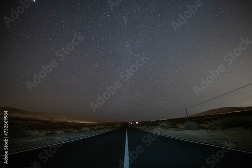 Tableau sur toile Carretera al infinito, cielo nocturno con vía láctea, cielo lleno de estrellas