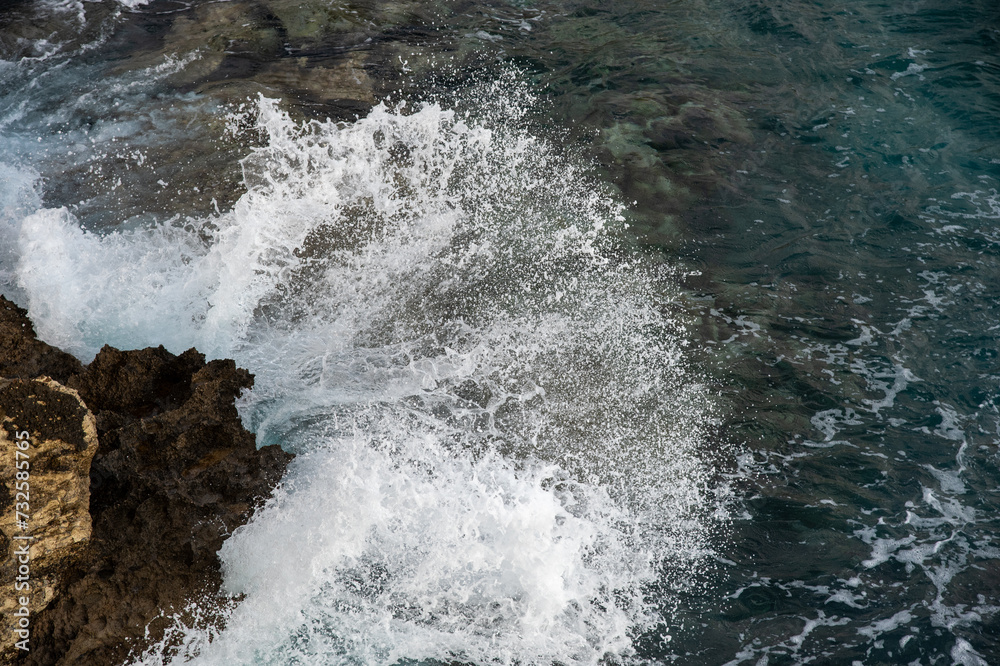 Obraz premium Splashing waves on the rocky coast