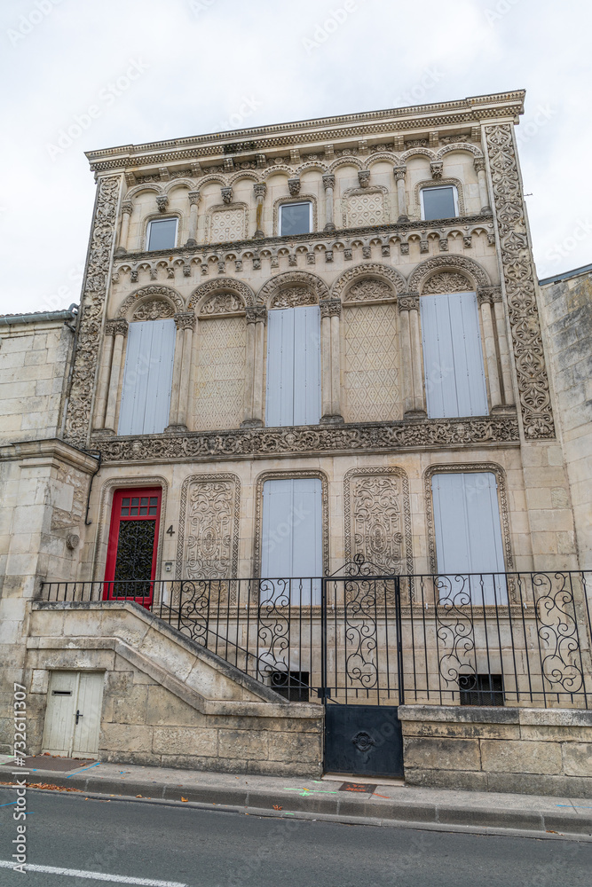 Fototapeta premium Façade ciselée en dentelle de pierre à Saintes, Charente-Maritime
