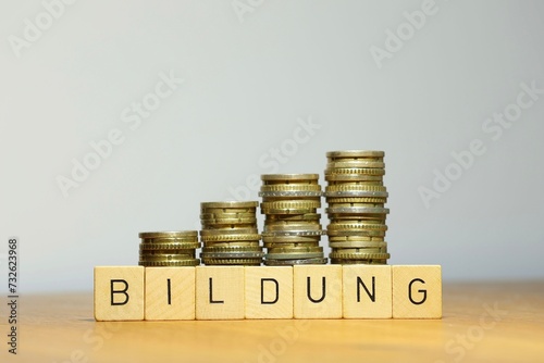 Steigende Kosten für Bildung, ein Problem für Chancengleichheit und soziale Gerechtigkeit. Bildungskosten und Schulkosten als wirtschaftlicher und politischer Faktor, mehr Geld für Bildung photo