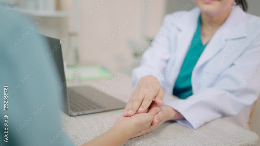 Doctor holding patient's hand to calm him Doctors reassure patients who learn about the diagnosis The doctor will then diagnose the patient. Doctor holding patient's hand to calm him Doctors reassure patients who learn about the diagnosis The doctor will then diagnose the patient.